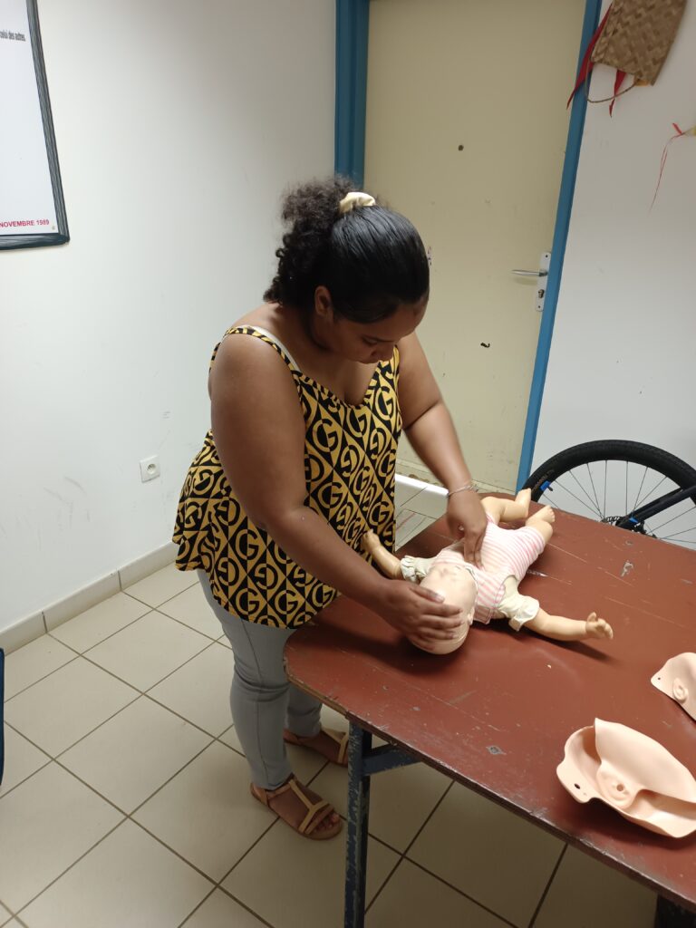 initiation aux premiers secours d'un nourrisson dans le cadre de la formation Sauveteur secouriste du travail (SST)